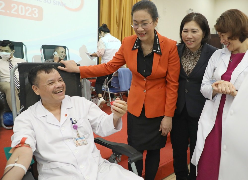 Hàng trăm thầy thuốc hiến máu tình nguyện vì sức khỏe bà mẹ và trẻ sơ sinh - Ảnh 5.