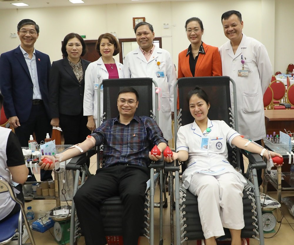 Hàng trăm thầy thuốc hiến máu tình nguyện vì sức khỏe bà mẹ và trẻ sơ sinh - Ảnh 3.