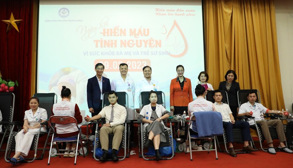 Hàng trăm thầy thuốc hiến máu tình nguyện vì sức khỏe bà mẹ và trẻ sơ sinh - Ảnh 2.